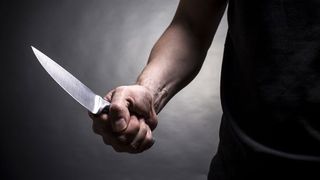 Patronul unui bar din Timisoara a fost la un pas de moarte dupa ce un client l-a amenintat cu un cutit. Scenele par desprinse dintr-un film de groaza