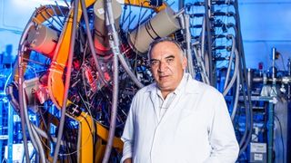 Roman decorat de Ambasadorul Frantei la Bucuresti, Francois Saint-Paul. Nicolae Victor-Zamfir a fost distins cu Ordinul National Legiunea de Onoare in grad de Ofiter