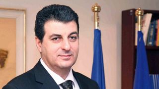 Surpriza in declaratia de avere a ministrului Apararii! Mihnea Motoc a ramas fara vila de la Sinaia si o masina aflata pe numele sotiei!