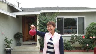 Corina Dragotescu, in curtea primei case din America