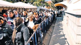 Mii de credinciosi s-au imbulzit pe canicula sa atinga moastele Sf&acirc;ntului Ioan Cel Nou de la Suceava