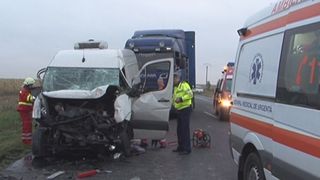 Accident mortal in Cluj: O persoană a murit şi alte şase au fost rănite după ce o dubă de transport călători a lovit un autoturism