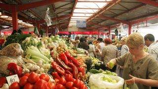 Aveti mare grija ce cumparati din piete in aceste zile toride! Canicula poate transforma un produs proaspat intr-o bomba alimentara