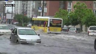 10 blocuri au ramas fara acoperisuri si mai multe masini au fost avariate! O furtuna a facut prapad in Otelu Rosu din Caras Severin!