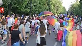 Parada homosexualilor din Bucuresti. Sute de oameni ai comunitatii LGBT au participat la marsul de la Arcul de Trimf