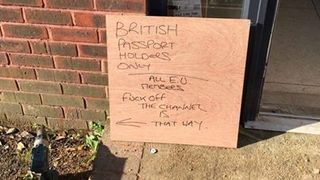 Mesaj scandalos. La o zi dupa ce Marea Britanie a iesit din UE, un roman a gasit acest mesaj la usa: All EU members f**k off!