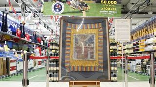 Drapelul lui Avram Iancu nu a ajuns in muzee, ci intr-un supermarket! Steagul a fost cumparat cu 105.00 euro de un om de afaceri de la familia lui Corneliu Vadim Tudor!