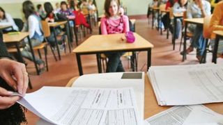 Evaluarea nationala 2016. Peste 153.000 de elevi sustin astazi proba la limba romana. Subiecte: poezie de Baconski si o naratiune despre o zona turistica