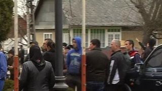 Zeci de localnici inarmati cu bate din judetul Vaslui au blocat accesul in primarie. Acestia sunt nemultumiti de noul viceprimar numit in functie