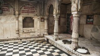 Cel mai ciudat templu din lume. E condus de 20.000 de sobolani, iar oamenii ii venereaza