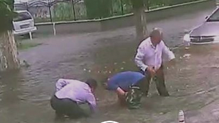 Primarul si viceprimarul din Curtea de Arges, filmati in timp ce desfundau o canalizare dupa o ploaie torentiala