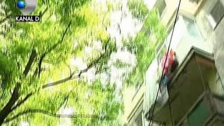 A avut inger pazitor! Un baietel din Galati a supravietuit dupa ce a cazut de la etajul 4
