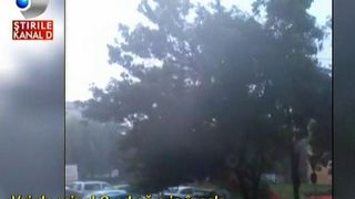 Scenariul mult anuntat de meteorologi prinde contur. Ploile din ultimele ore au facut prapad in vestul tarii. E cod galben de furtuni in toata tara