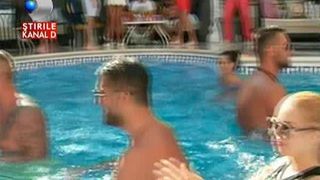 Noua fita de la malul marii: petrecerile la piscina, cu dj si bauturi fine, pentru tinerii care s-au plictisit de mare