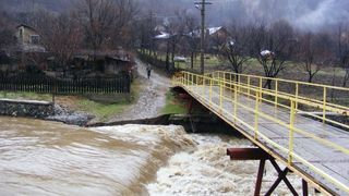 Zeci de gospodării din judeţul Bistriţa-Năsăud au fost inundate, 50 de persoane fiind evacuate