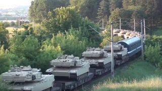 Tren plin cu tancuri americane, filmat intre Suceava si Pascani! Vezi incotro se indreptau vagoanele incarcate cu vehiculele blindate!