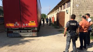 Un roman si un moldovean, arestati pentru contrabanda de tigari! Politistii au descoperit 1,5 milioane de tigarete in camioanele lor!