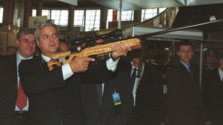 Adrian Nastase are blazon in vitraliul unui muzeu, ca vechile familii de nobili! Pentru ca fostul premier e vanator si pescar, pe emblema apare un animal jumatate cerb, jumatate peste!