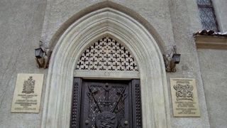 Blazonul lui Adrian Nastase se afla la intrarea in muzeu