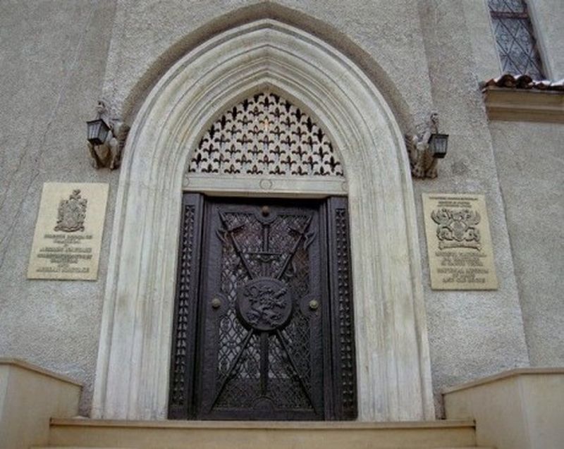 Blazonul lui Adrian Nastase se afla la intrarea in muzeu