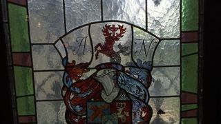 Blazonul fostului premier se regaseste si pe un vitraliu din interiorul cladirii