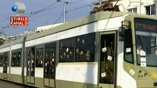 Ziua in care oamenii din tramvaiul 1 din Bucuresti au zambit. Ce au facut cativa tineri pentru ei: "Este superb"