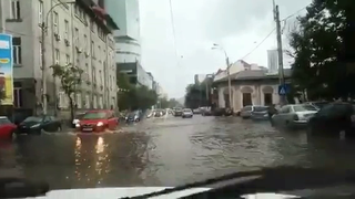 Ploaia de azi a inundat Bucurestiul si Aradul! Imagini ireale din mijlocul celor doua orase! Se poate circula lejer cu barca!