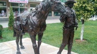 In centrul municipiului Deva a reaparut statuia cowboy-ului cu calul sau! Lucrarea fusese mutata in ultimii ani, pe motiv ca nu era reprezentativa pentru oras