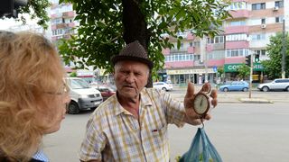 Povestea impresionanta de viata a cofetarului de 80 de ani cu tricicleta de la Piata Rahova! Vinde tei ca sa-si intretina aproape toata familia! Videoreportaj emotionant