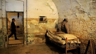 Tortionari acuzati de moartea a peste 200 de detinuti politic ar putea raspunde penal pentru savarsirea de crime impotriva umanitatii