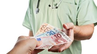 Medic de la Spitalul Militar Central, retinut pentru luare de mita