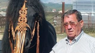 Un afacerist din Targu Jiu i-a facut fiului mort un cavou cu canapea, fotolii si birou! Nicolae Balteanu vine si se reculege la mormantul baiatului, unde are si calculator