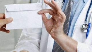 Medic de la Spitalul Militar, reţinut pentru că ar fi luat mită 1.000 de euro pentru operaţii de &icirc;nfrumuseţare a nasului