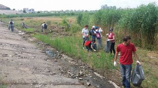 Grupul de voluntari care au mers sa ajute la curatarea Parcului Natural Vacaresti