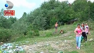 Fac plaja pe malul Bistritei printre tone de gunoaie: "Nu va e teama ca ati putea lua vreo boala?/ Daca o fi, cum o vrea Dumnezeu"