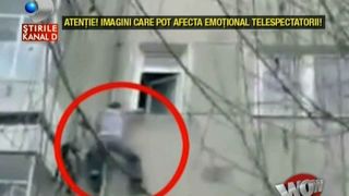 Un barbat a fost filmat cand incerca sa escaladeze un bloc. Trecatorii l-au privit cu sufletul la gura si muti de uimire! Imagini cu un puternic impact emotional!