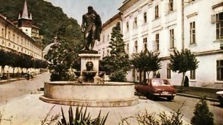 Baile Herculane au ajuns o ruina. Apele termale se risipesc in Cerna. Izvoarele curg sub ruine si moloz