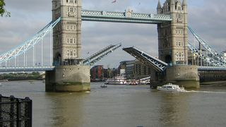 Un bilet gasit de un barbat in Londra dezvaluie cum reusesc romanii care nu stiu o boaba de engleza sa se descurce in Marea Britanie. E incredibil