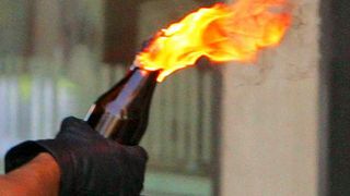 Atacuri cu cocktailuri Molotov in Vaslui. Sase tineri au fost reti nuti dupa ce au atacat locuinta unui barbat