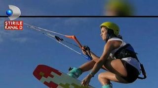 Sporturi extreme pe litoral. In trei zile puteti invata sa faceti sarituri deasupra valurilor extrem de spectaculoase. Cat costa un curs de kitesurfing in nordul statiunii Mamaia