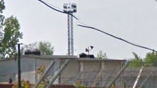 Hala parea nou construita, iar deasupra ei se afla un luminator