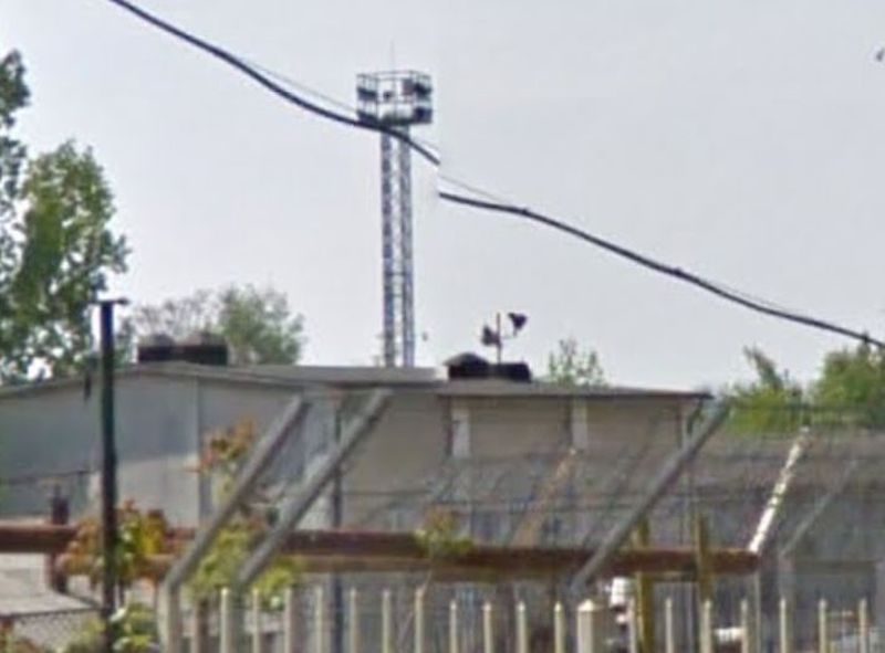 Hala parea nou construita, iar deasupra ei se afla un luminator