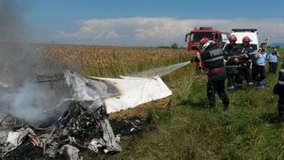 Accident Brasov: Un mort si un ranit in urma prabusirii unui avion de mici dimensiuni intre Sinca si Persani