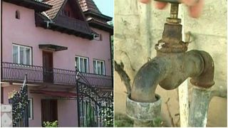 Au palate cu turnulete aurite si marmura, insa tot de la furtun iau apa. Romii din Targu Jiu au datorii de milioane de lei. "Palatele noastre stau impotriva noastra", spune liderul romilor din Meteor