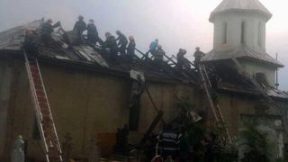 O biserica din Dolj, monument istoric, a fost cuprinsa de flacari dupa ce a fost lovita de trasnet. Ce au reusit sa salveze pompierii