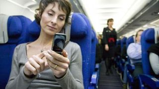 Adevaratul motiv pentru care telefoanele mobile trebuiesc oprite in avion la decolare si la aterizare!