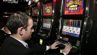 Romanii amatori de pariuri si de "pacanele" toaca un miliard de euro pe an!