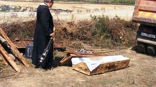 Te-ai intrebat vreodata? De ce se dezgroapa mortii la sapte ani? Raspunsul, aici!