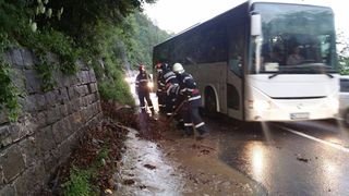 Inundatii in mai multe zone din judetul Prahova si trafic ingreunat pe DN1 din cauza aluviunilor scurse de pe versanti după o ploaie torentiala