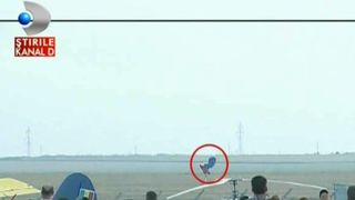 Un parasutist care a participat la spectacolul aviatic de la Tuzla a fost la un pas de moarte. Turistii au incremenit